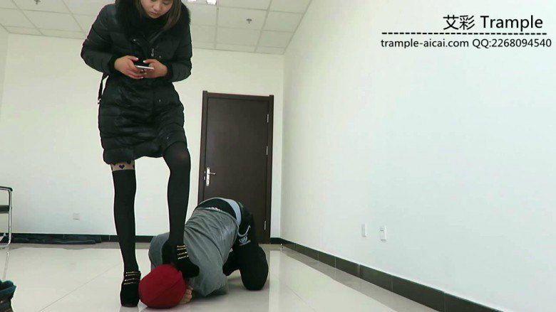 闻舔甜美媛媛女主性感高跟，女主高跟遛狗！