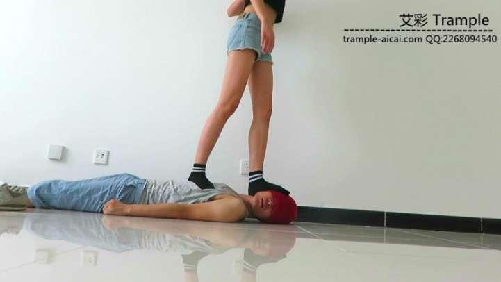 00后天使女主运动装坐身+棉袜踩全身！