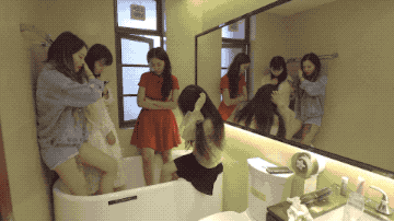 女巨人浴缸踢球