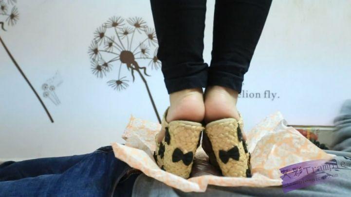 7双高跟鞋全体重踩踏，细跟插入肚子特写。最高的鞋子20CM