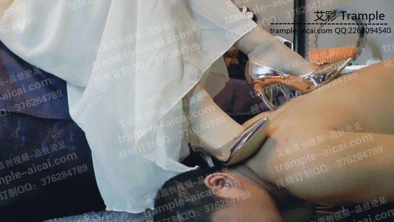 馨雨礼服金色高跟鞋踩踏