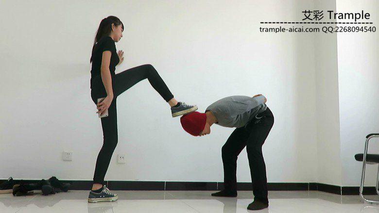 00后天使女主暴打贱狗踢裆膝顶！