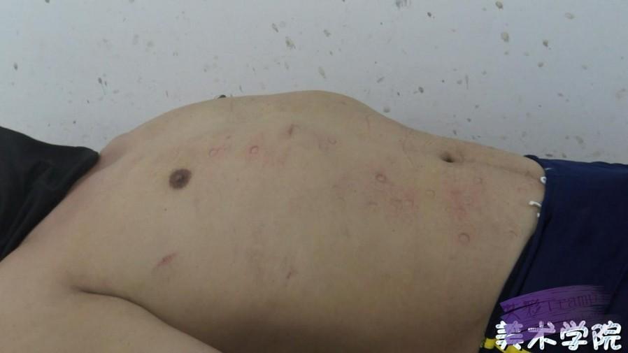 三美女S高跟裸足狠踩