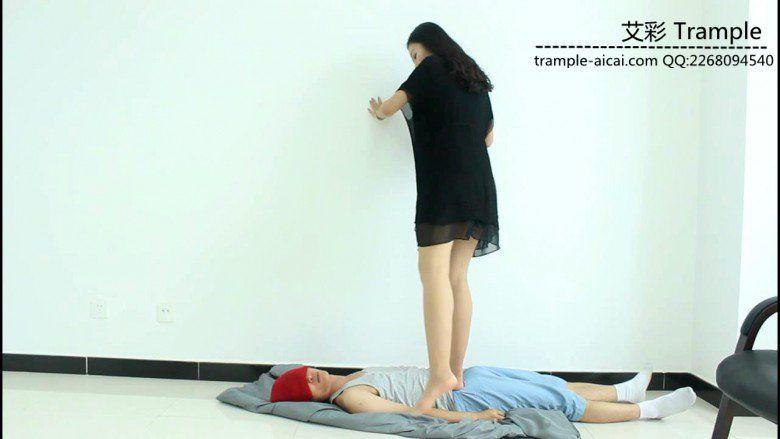 超模天星女主肉丝袜玩弄践踏贱狗头部下体！