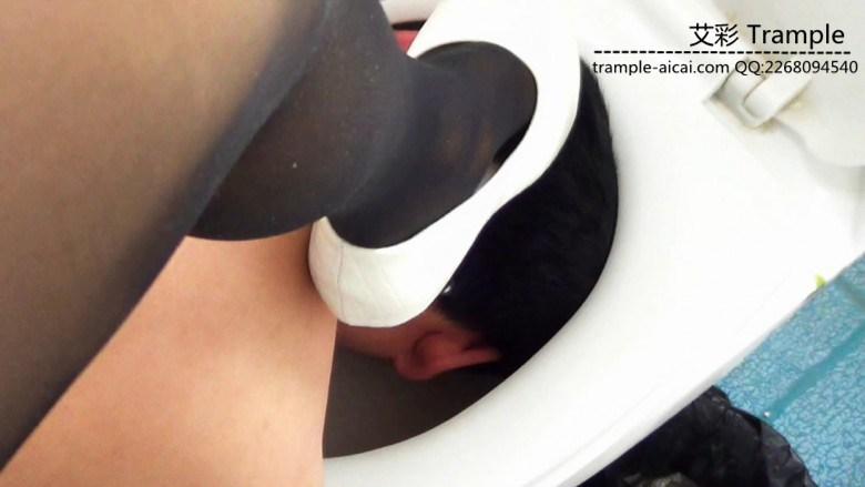 黑冰 脑袋踩进马桶里 黑丝鱼嘴鞋调教