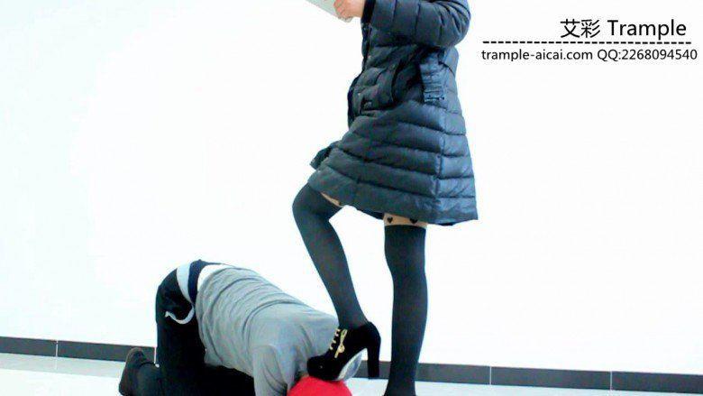 闻舔甜美媛媛女主性感高跟，女主高跟遛狗！