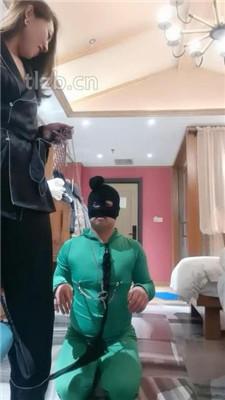 【冷御女王】胯下遛狗/脚喂食/踩踏/品尝臭脚