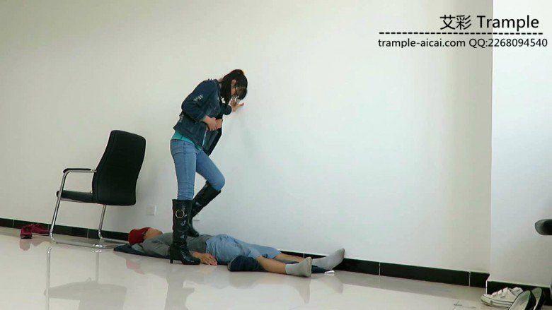 萌主棉袜+长靴虐踩贱狗下体及全身！