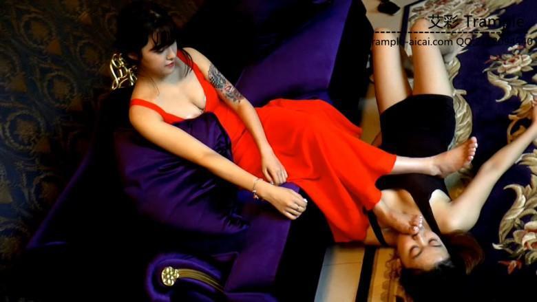 【冰时代】国民偶像丹妮脚下的舔脚母狗