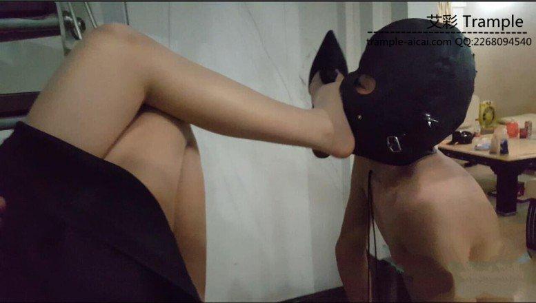 最新艾丝女王居家系列—–楼梯间调教贱狗