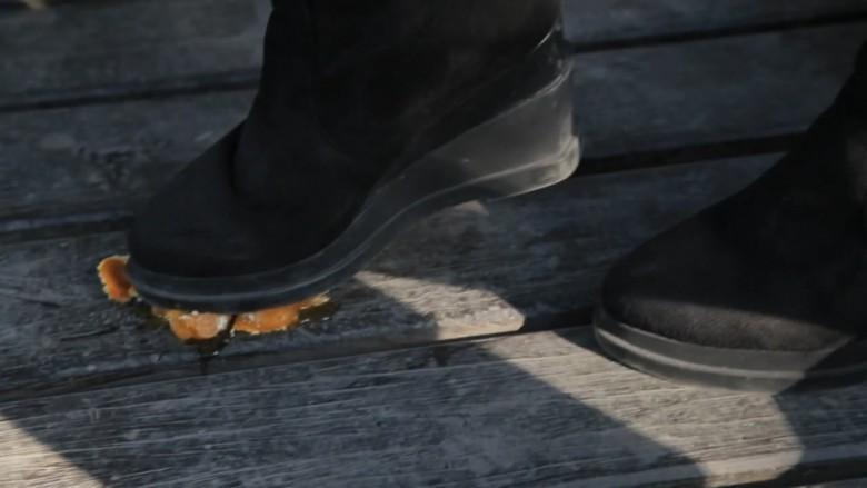 某在校大学生公园长靴肉丝秀