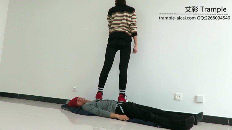 00后女主运动鞋跑踏人体软垫骑乘休息！