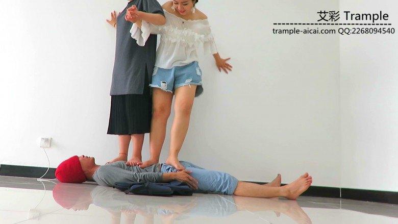 双胖主听音乐在贱狗身上韵律踩踏！