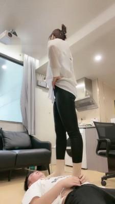 【调教视频】【辣妈】瑜伽裤S-重度揪耳朵/耳光抽