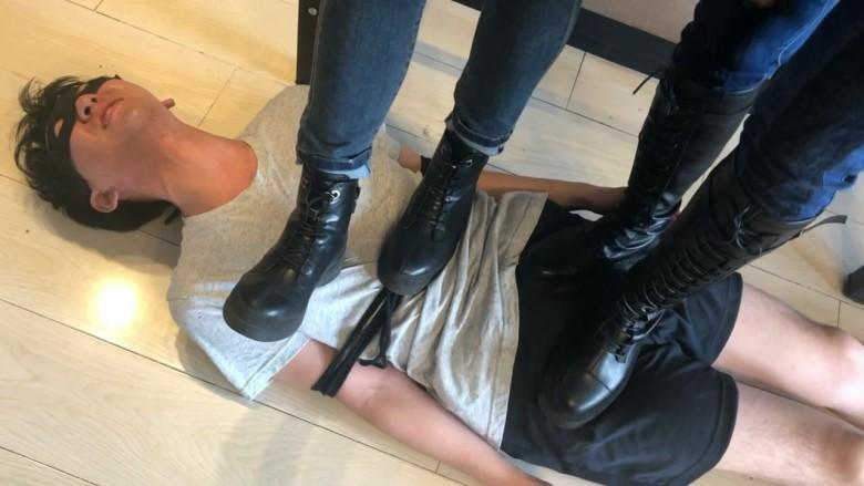 舞蹈系少女虐踩小奶狗