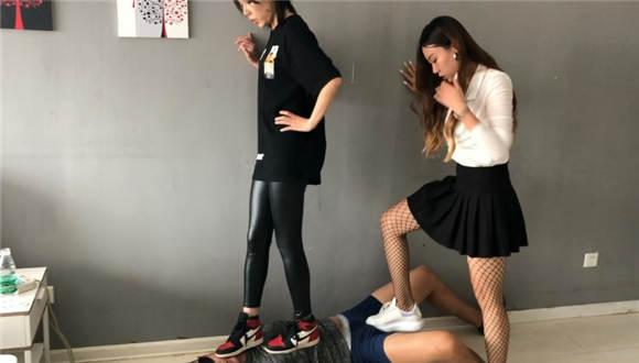 〖碎蛋娇娃〗美女联合闺蜜惩治内衣贼