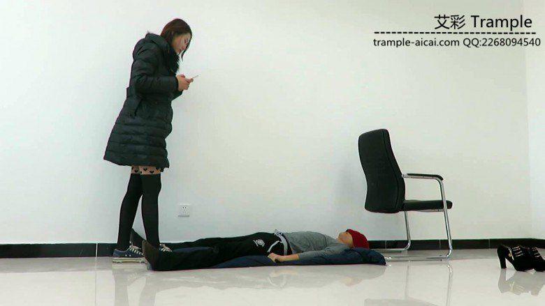 甜美媛媛女主帆布鞋蹦跳踩踏贱狗身体下体！