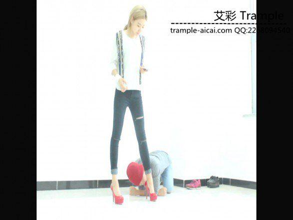 冰冰女主红色高跟鞋遛狗作弄！