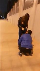 vivi-户外惊险遛狗过马路