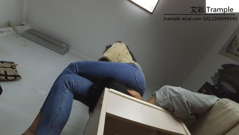 90妹子牛仔裤坐脸