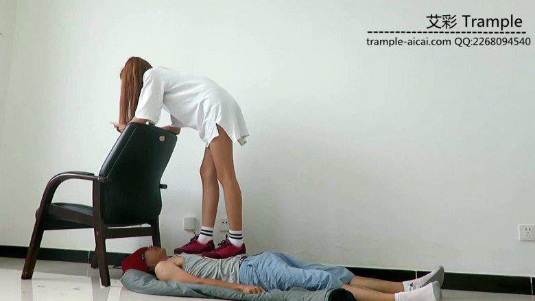 00后天使女主运动鞋白棉袜全体重踩头！