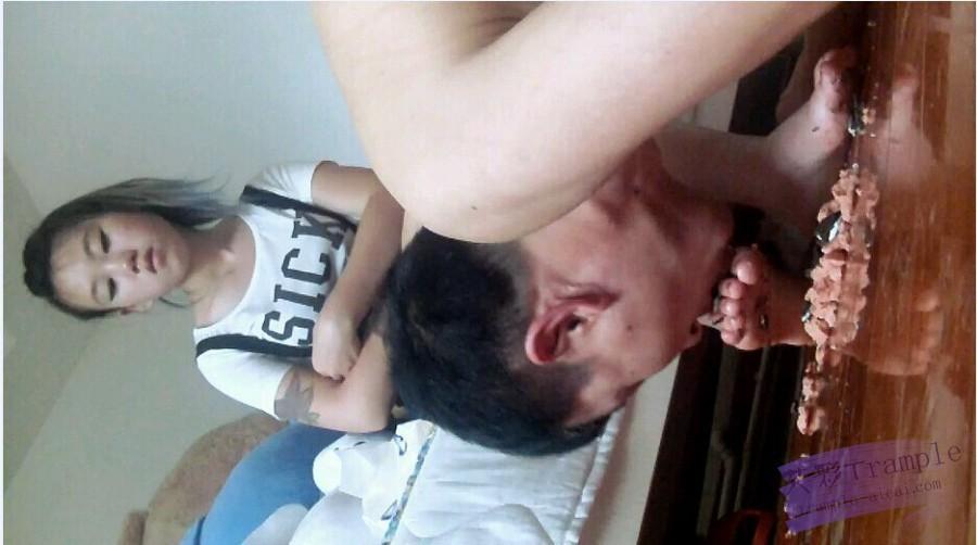 傲柔奶奶踩踏香肠脚喂食贱狗