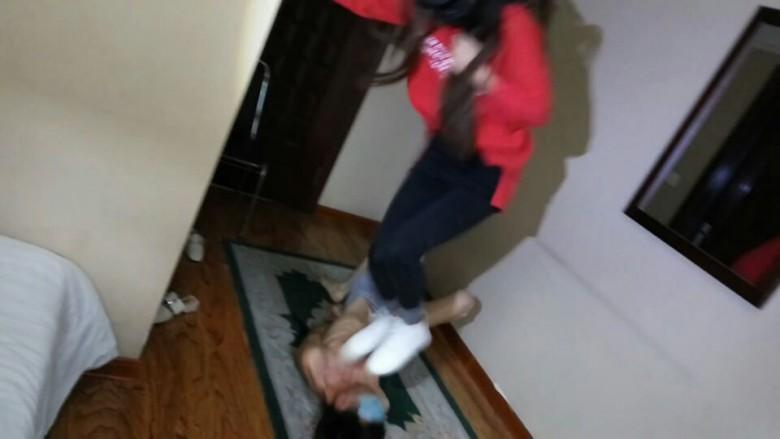 真实暴力耳光休克踩踏舔脏鞋《鸽宝原创》