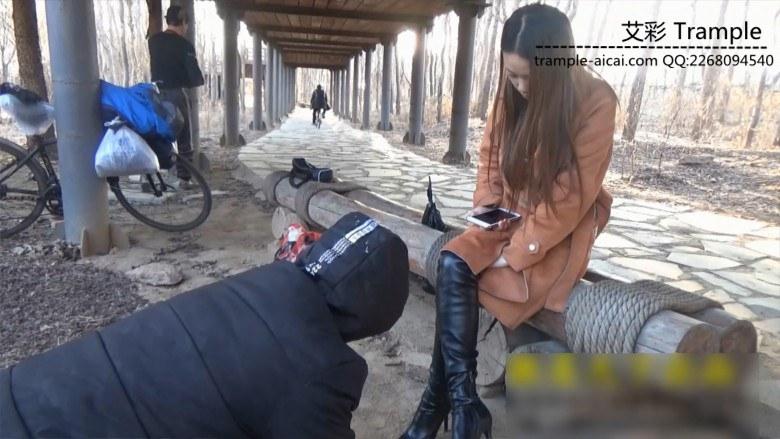 傲柔公园强迫奴跪拜