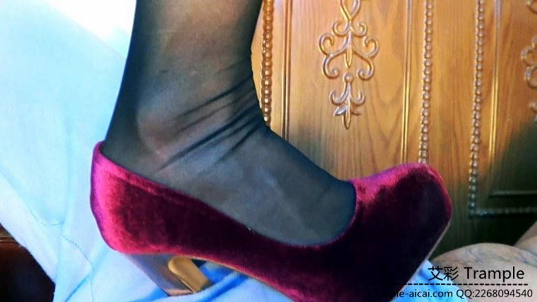 黑丝踩完还要大口吃我的痰