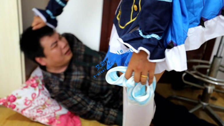 【奕潇】脚尖跳踩强迫舔内裤的污渍