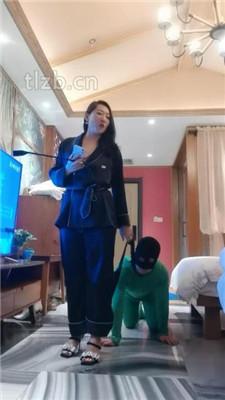 【冷御女王】胯下遛狗/脚喂食/踩踏/品尝臭脚