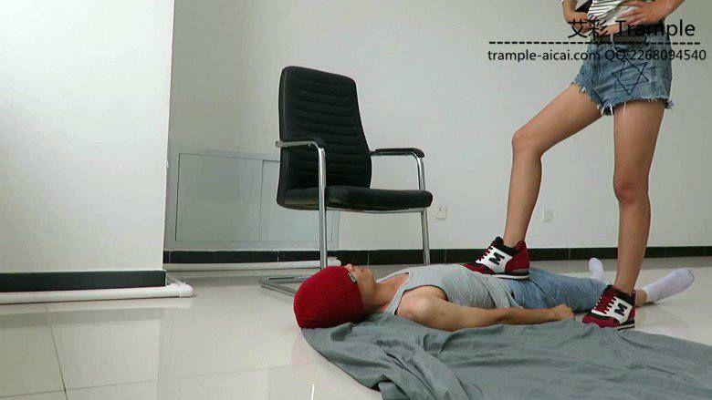 甜美媛媛女主运动鞋调教贱狗！