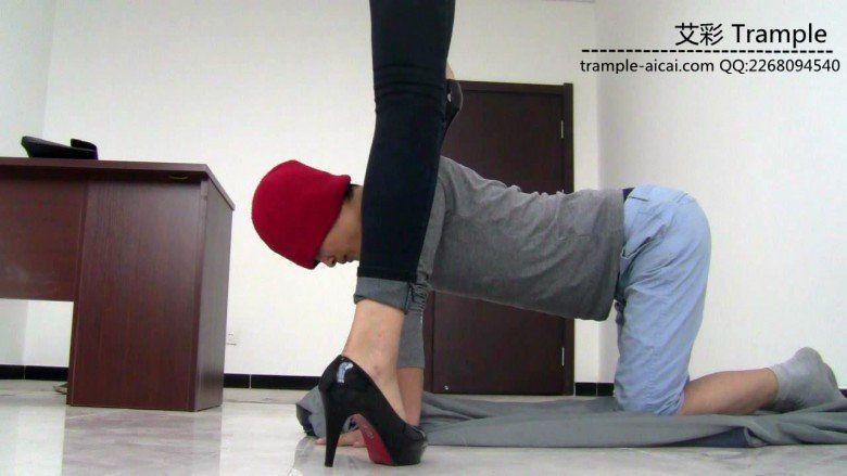 跪舔冰冰女主黑高跟做鞋垫膜拜高跟被践踏！