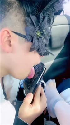 【高傲】情侣奴-车内舔脏鞋臭脚