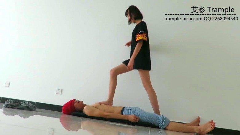 00后天使女主肉丝踩头踏步踩下体！