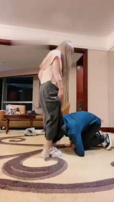 【调教视频】【梦樱】提档/小白鞋船袜辱/狗链遛狗/骑脖/高跟踩踏/坐脸窒息