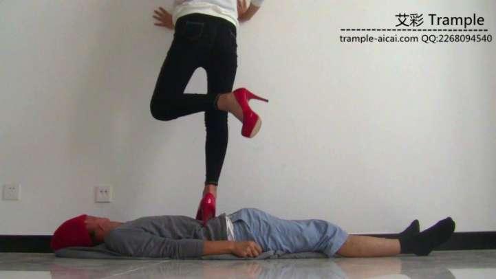 瑶主与闺蜜高跟鞋靴全力践踏脚下贱狗！
