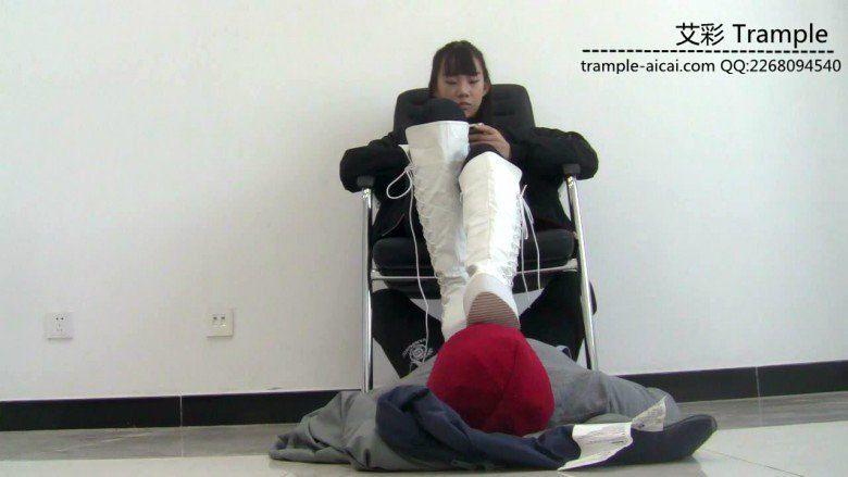 00后天使女主出演舔靴闻靴棉袜踩下体！