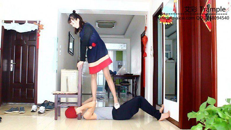 00后天使女主肉丝公主鞋爆踩贱狗揉虐下体！