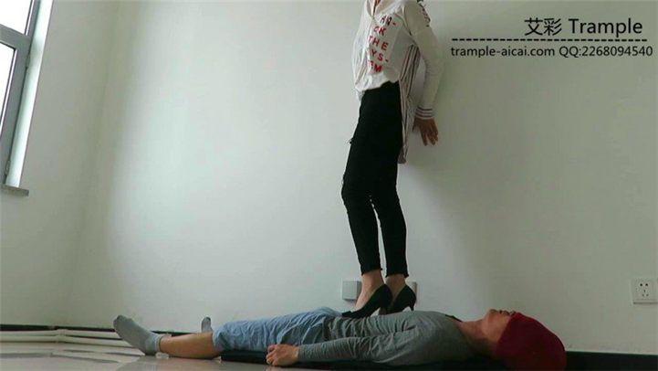 瑶主回归！黑高跟裸足调戏虐踩贱狗！