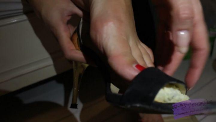 ）性感高跟玉足踩方包，包子混合着脚和鞋底的香气一定问道很好