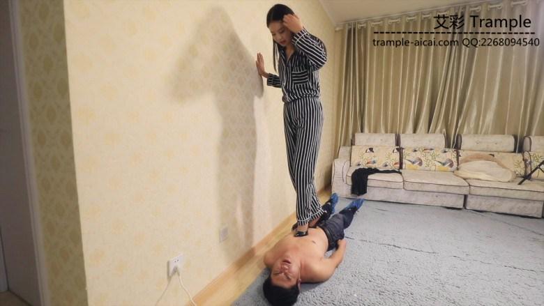 凶狠暴力高跟踩踏