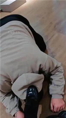 【舒苒】跪舔皮鞋及膝袜-黑丝诱惑