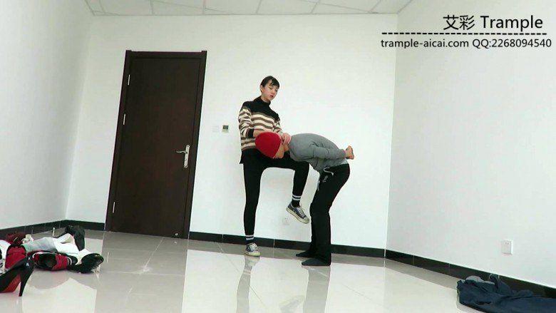 00后女主膝顶踢裆暴打小混混！