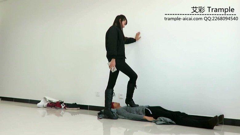 00后天使女主高跟长靴践踏贱狗，玩弄下体，全体重踩踏！