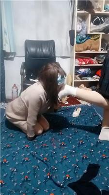 【伪娘和人妻】白袜脚踩蓬头垢面的狗 JS250222-11