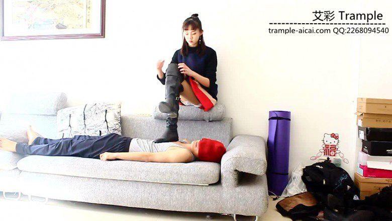 超美00后天使女主长靴踩头，脱靴闻丝袜脚全体重踩头！
