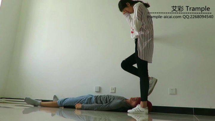 瑶主白色球鞋羞辱贱狗，踩踏贱狗！