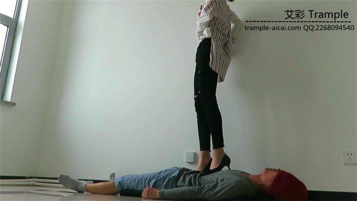 瑶主回归！黑高跟裸足调戏虐踩贱狗！