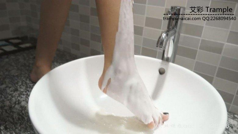 学生女主佳佳踩过的水果和脚尖上的酸奶